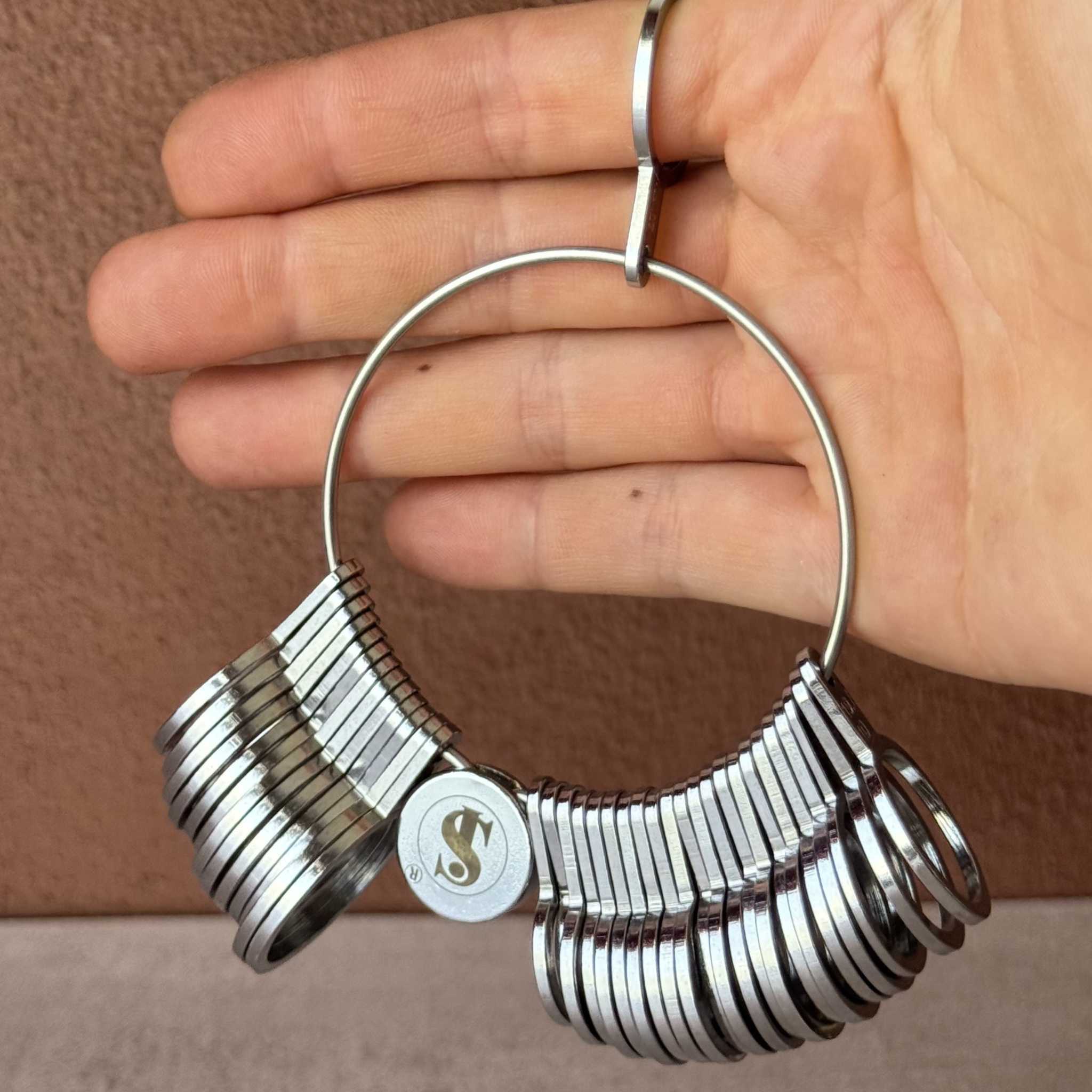 Connaître la taille de bague de son partenaire sans éveiller les soupçons (avant une demande en mariage) ?